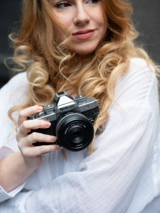 Nikon včera predstavil striebornú verziu fotoaparátu Nikon Zf🤩A k tomu sú k dispozícii aj elegantné farebné polepy🤩 . . ....