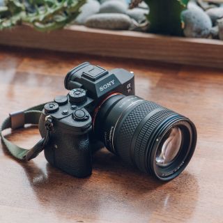 Samyang predstavuje kompaktný a ľahký zoom s ohniskom 24-60 mm a svetelnosťou f/2.8🤩 . . . #samyang #lens #novinka...